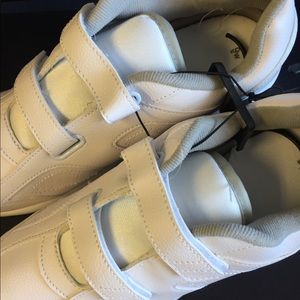 Womens Betty Fastner Walking Shoe Wide Width 9.5